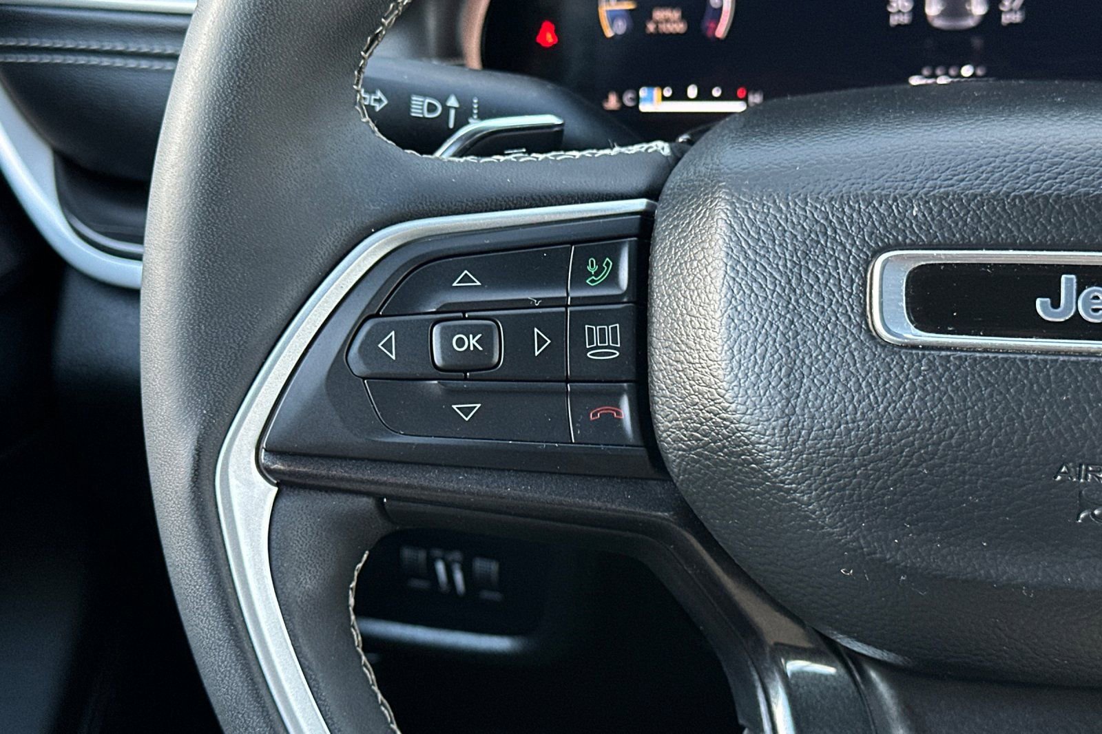 Used 2023 Jeep Grand Cherokee Altitude AWD/4WD image 31