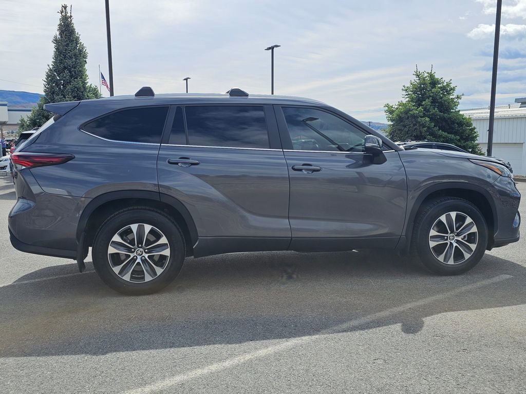 Used 2024 Toyota Highlander XLE AWD/4WD image 6
