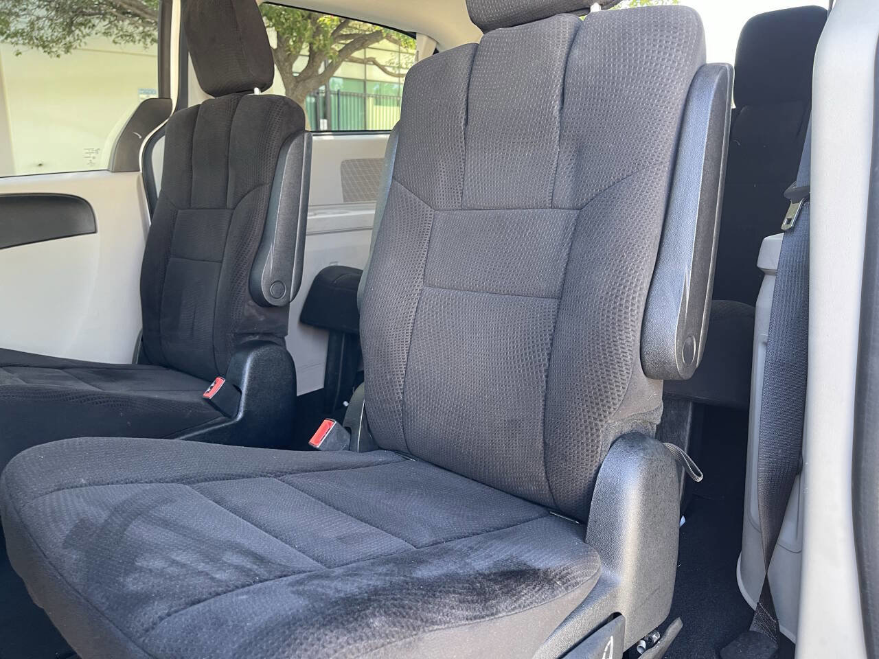 Used 2013 Dodge Grand Caravan SE image 24