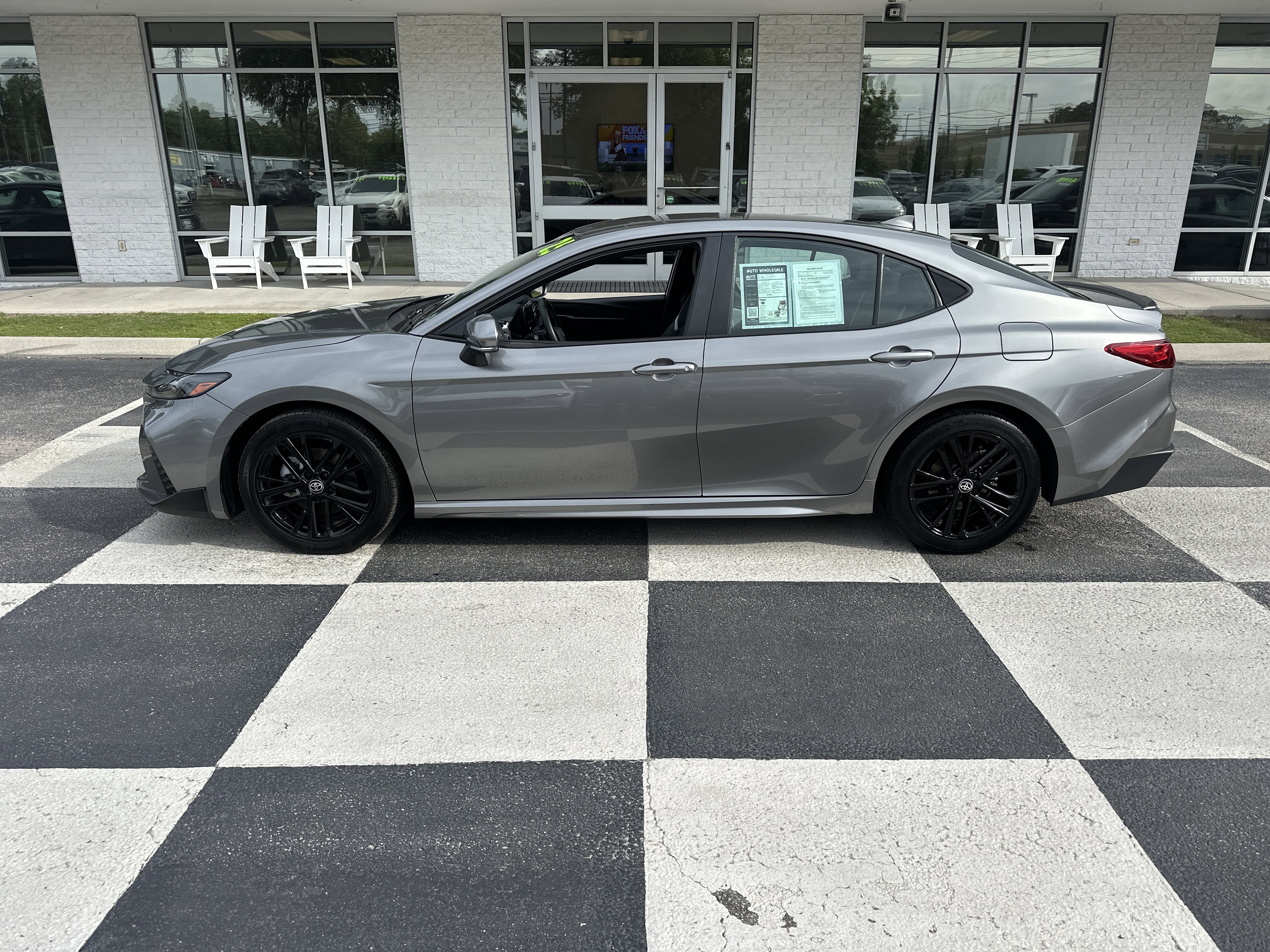 Used 2025 Toyota Camry SE w/ Convenience Package FWD image 1