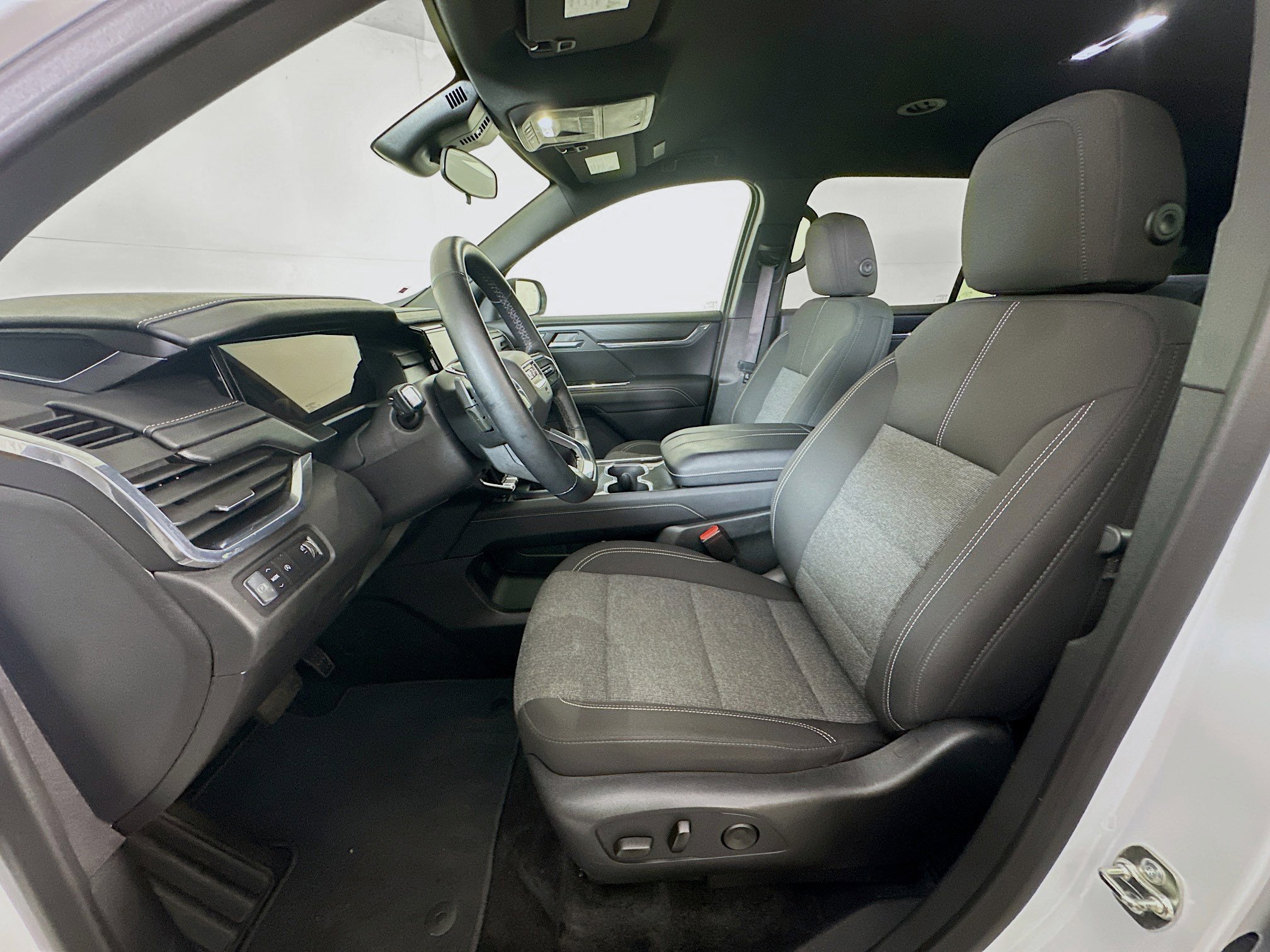 Used 2025 GMC Acadia Elevation image 13