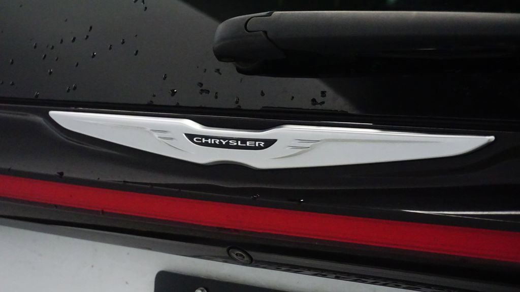 Used 2024 Chrysler Pacifica Limited FWD image 18
