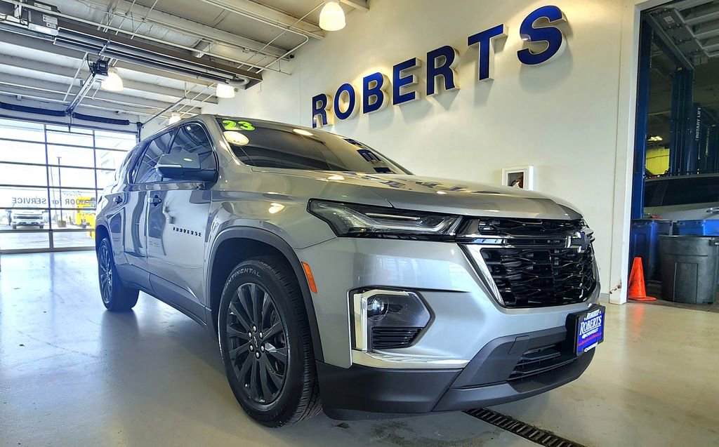 Used 2023 Chevrolet Traverse RS image 2