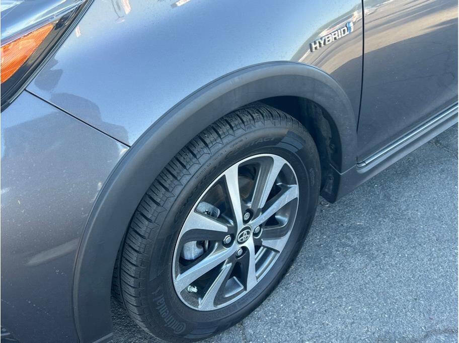 Used 2018 Toyota Prius C Two image 6