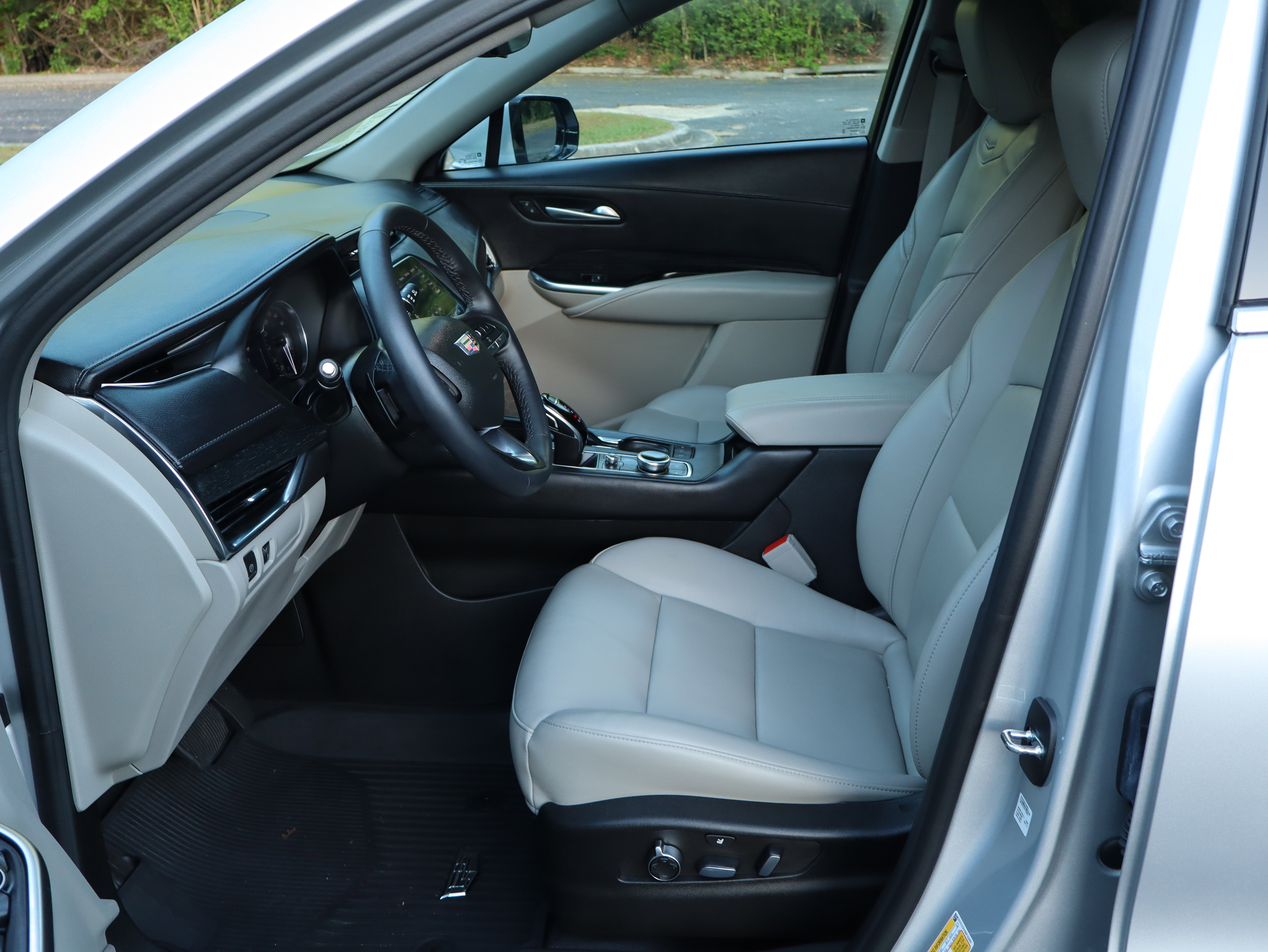 Used 2022 Cadillac XT4 Premium Luxury w/ Enhanced Visibility Package image 18