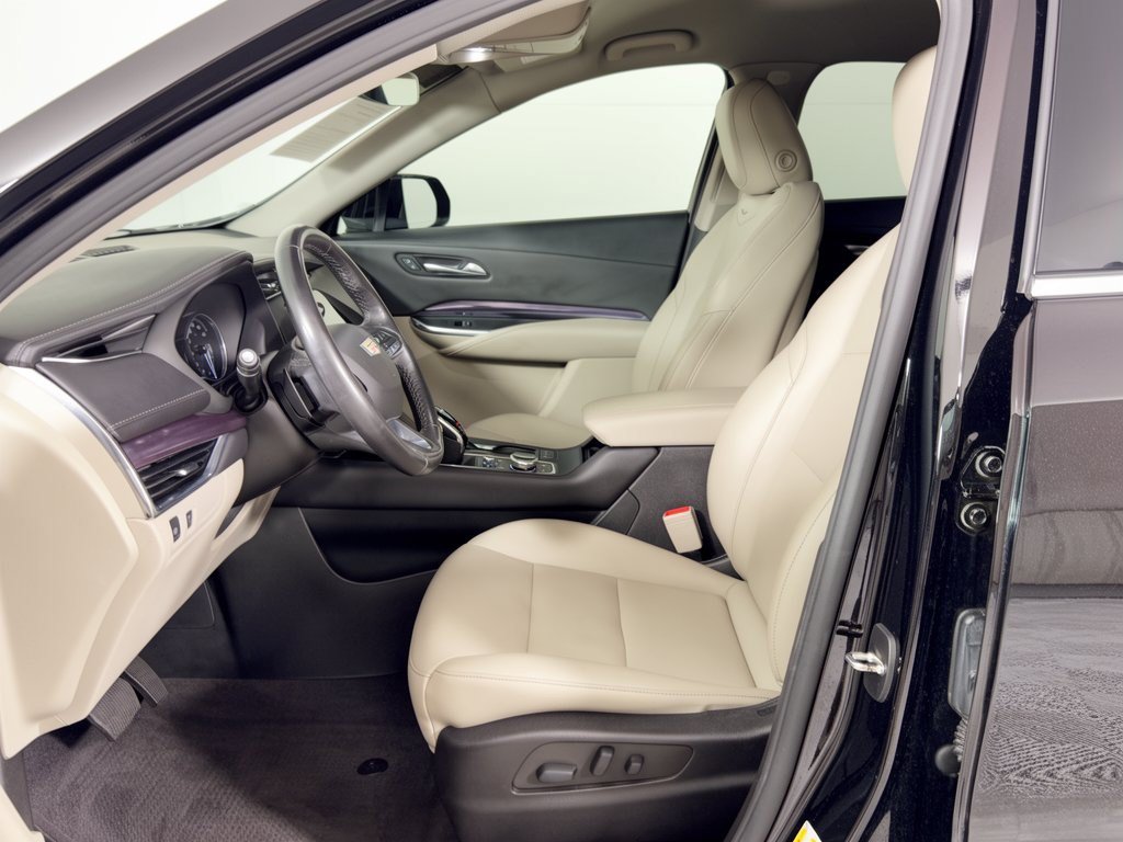 Used 2022 Cadillac XT4 Luxury w/ Cold Weather Package FWD image 5