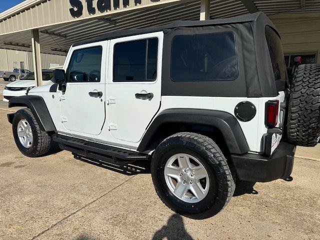 Used 2016 Jeep Wrangler Unlimited Rubicon w/ Connectivity Group AWD/4WD image 10