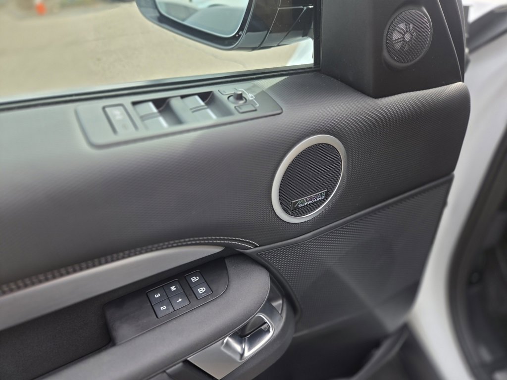 Used 2025 Land Rover Discovery Dynamic SE image 11