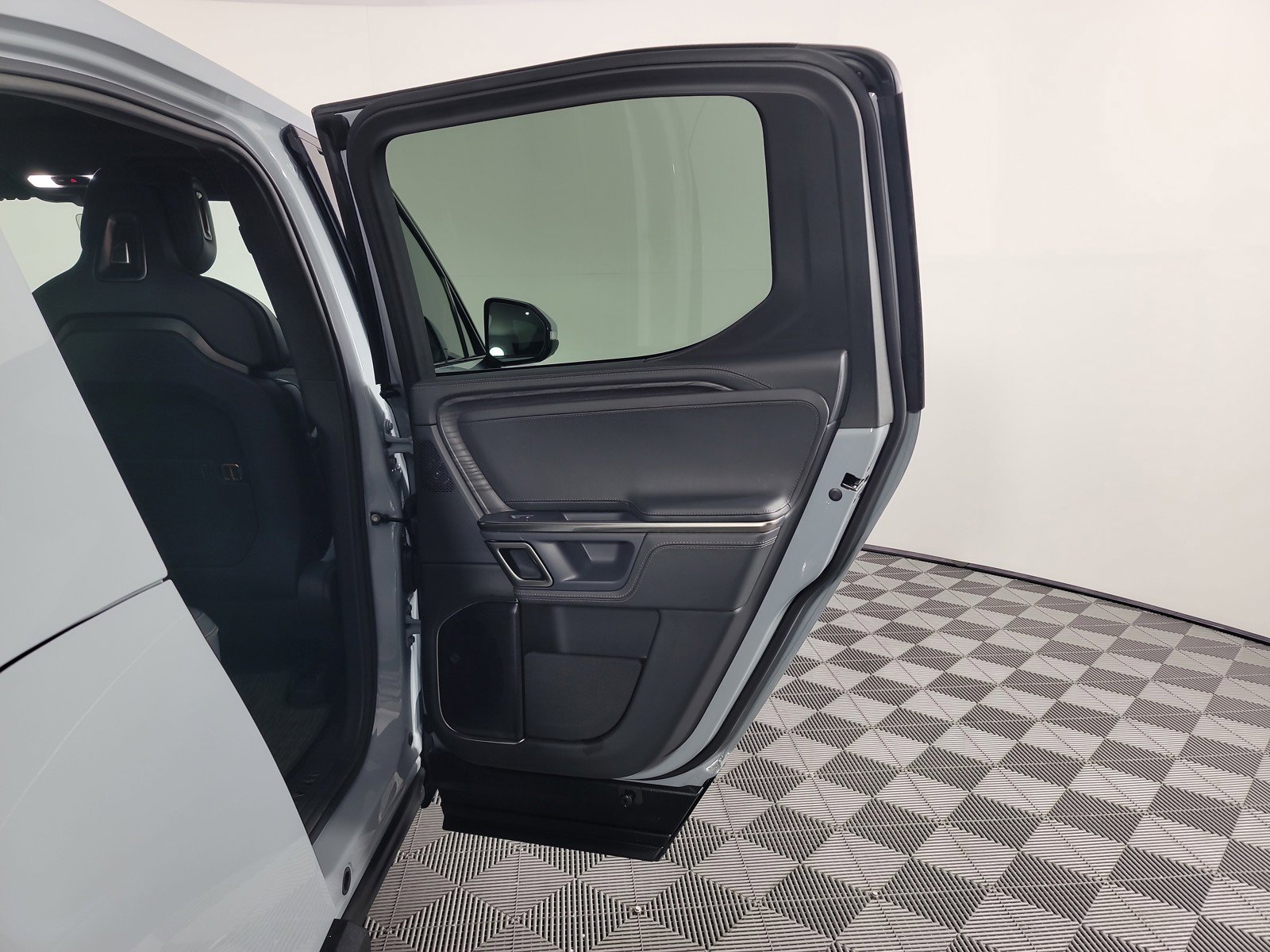 Used 2024 Rivian R1T Adventure AWD/4WD image 19