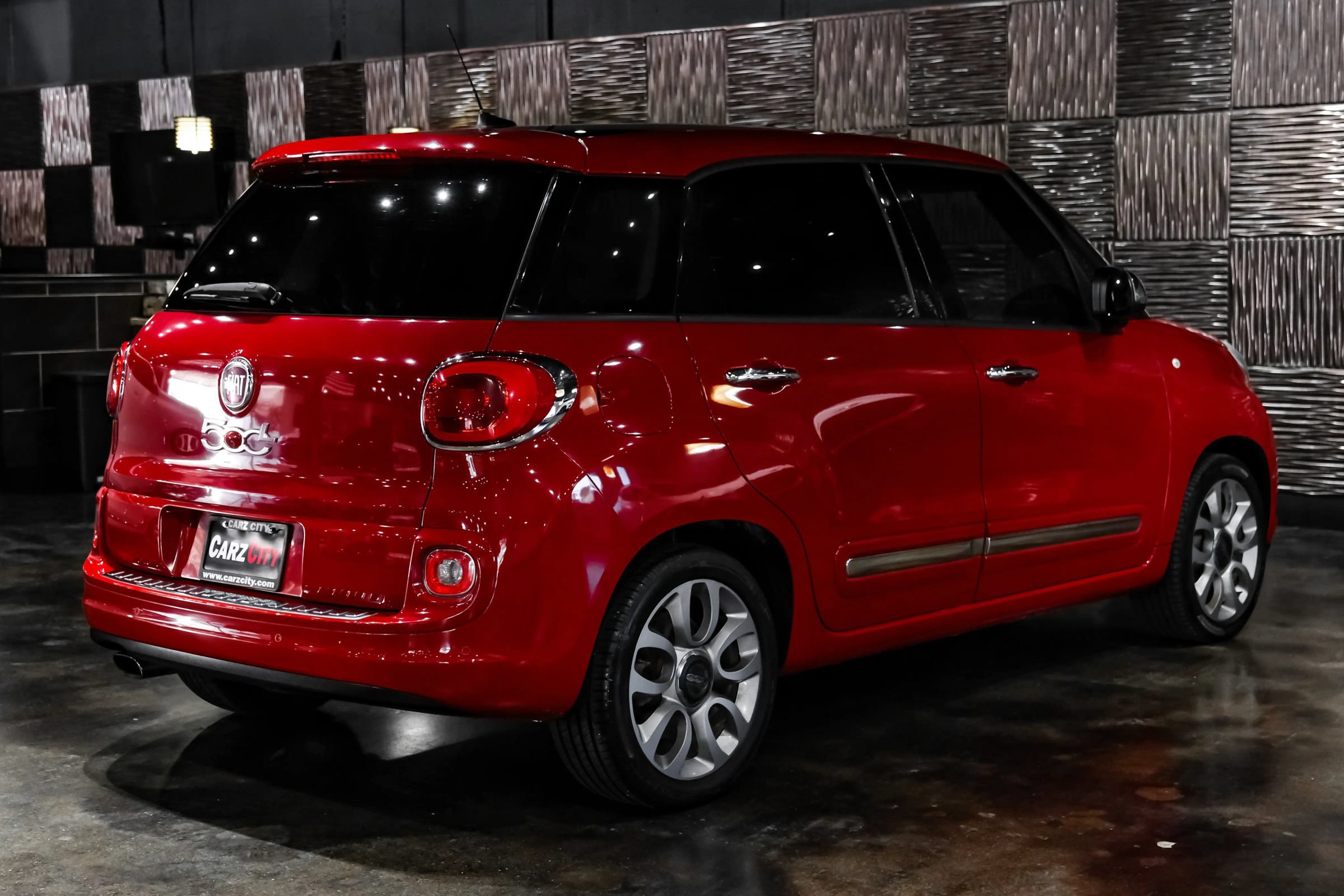 Used 2017 FIAT 500L Lounge w/ Dual-Pane Sunroof Package FWD image 8