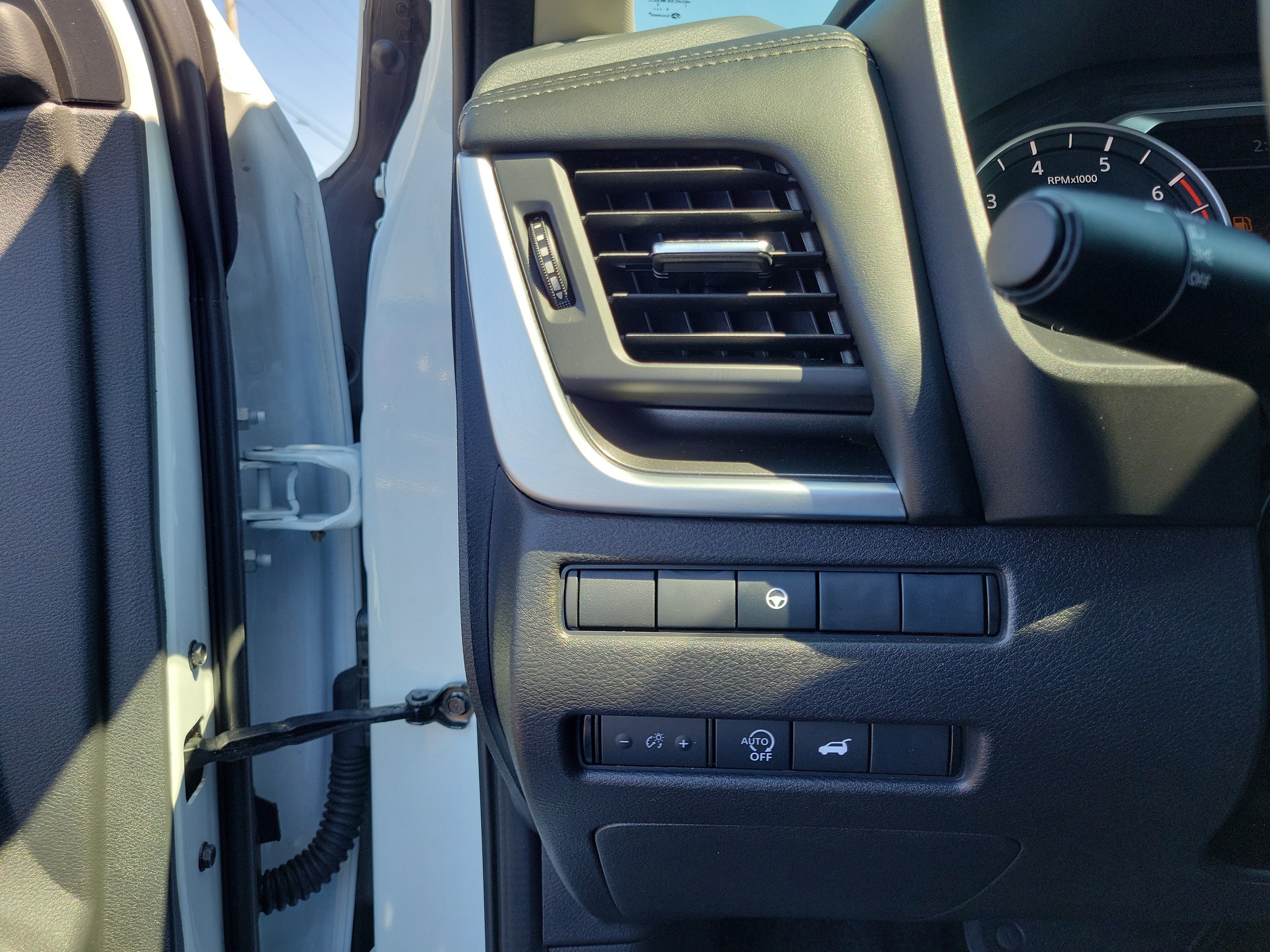 Used 2025 Nissan Rogue SV AWD/4WD image 20