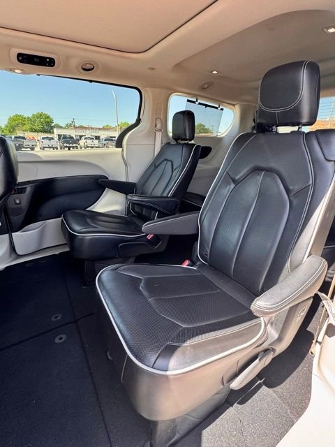 Used 2023 Chrysler Pacifica Limited FWD image 12
