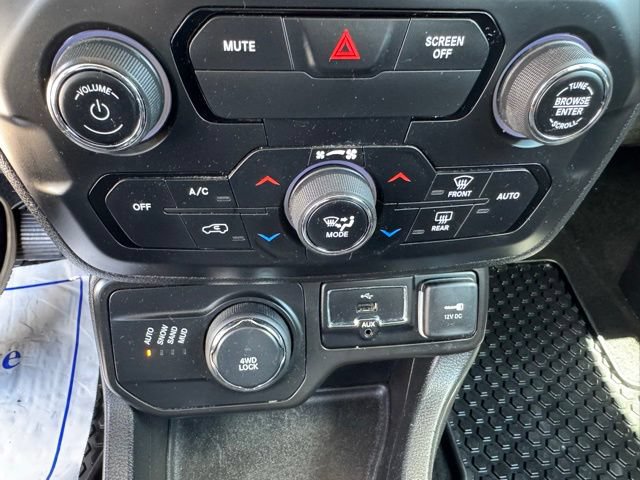 Used 2019 Jeep Renegade Latitude w/ Cold Weather Group AWD/4WD image 23
