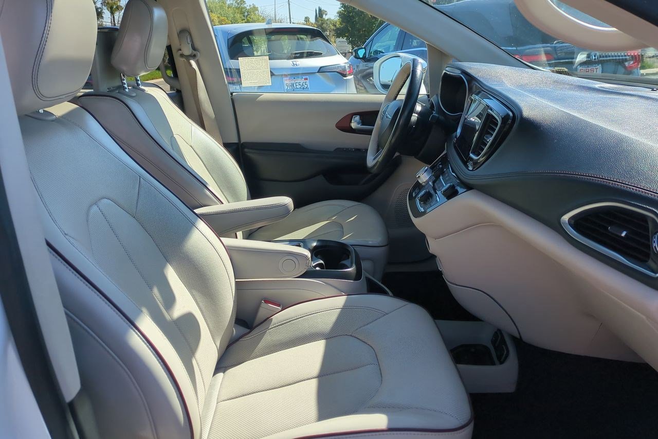 Used 2020 Chrysler Pacifica Limited w/ Tire & Wheel Group image 27