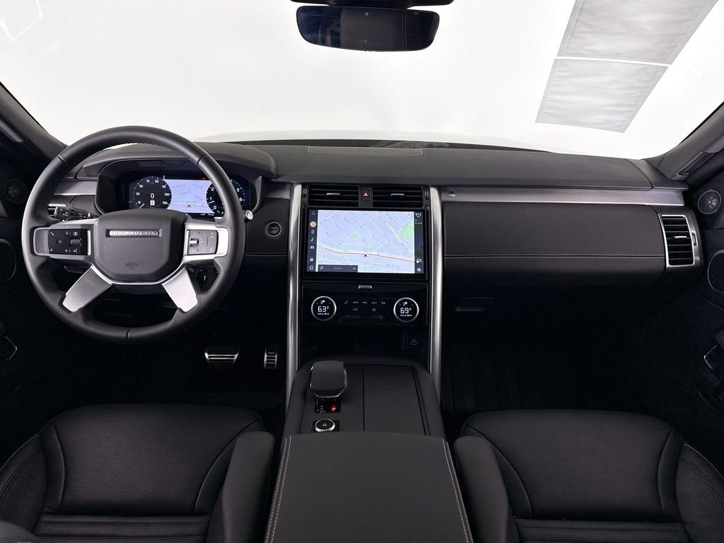 Used 2024 Land Rover Discovery Dynamic SE image 9