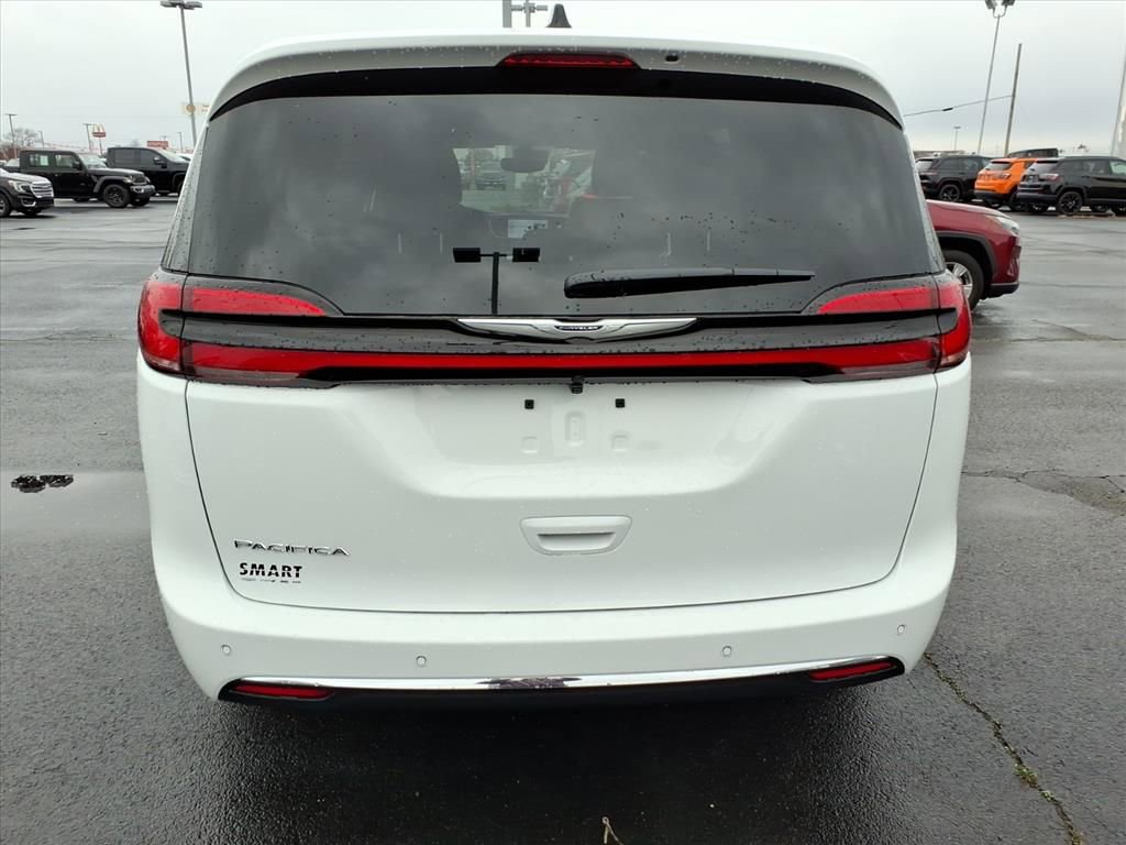 New 2026 Chrysler Pacifica Select image 4