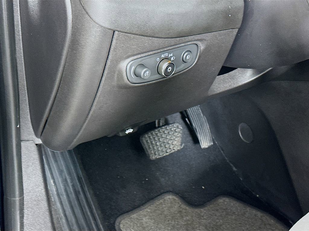 Used 2021 Chevrolet Equinox LT w/ Driver Convenience Package image 10