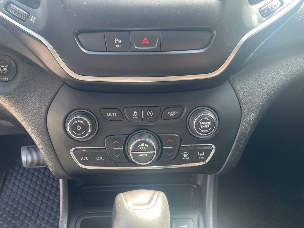 Used 2019 Jeep Cherokee Latitude Plus w/ Comfort/Convenience Group image 17