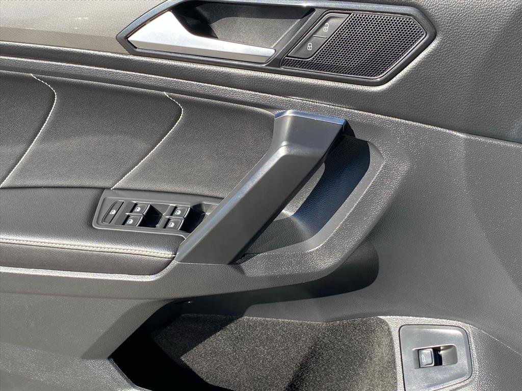 Used 2022 Volkswagen Tiguan SE w/ Panoramic Sunroof Package image 18