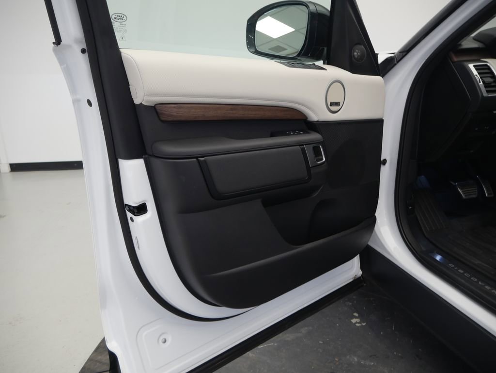 Used 2025 Land Rover Discovery Dynamic SE image 17