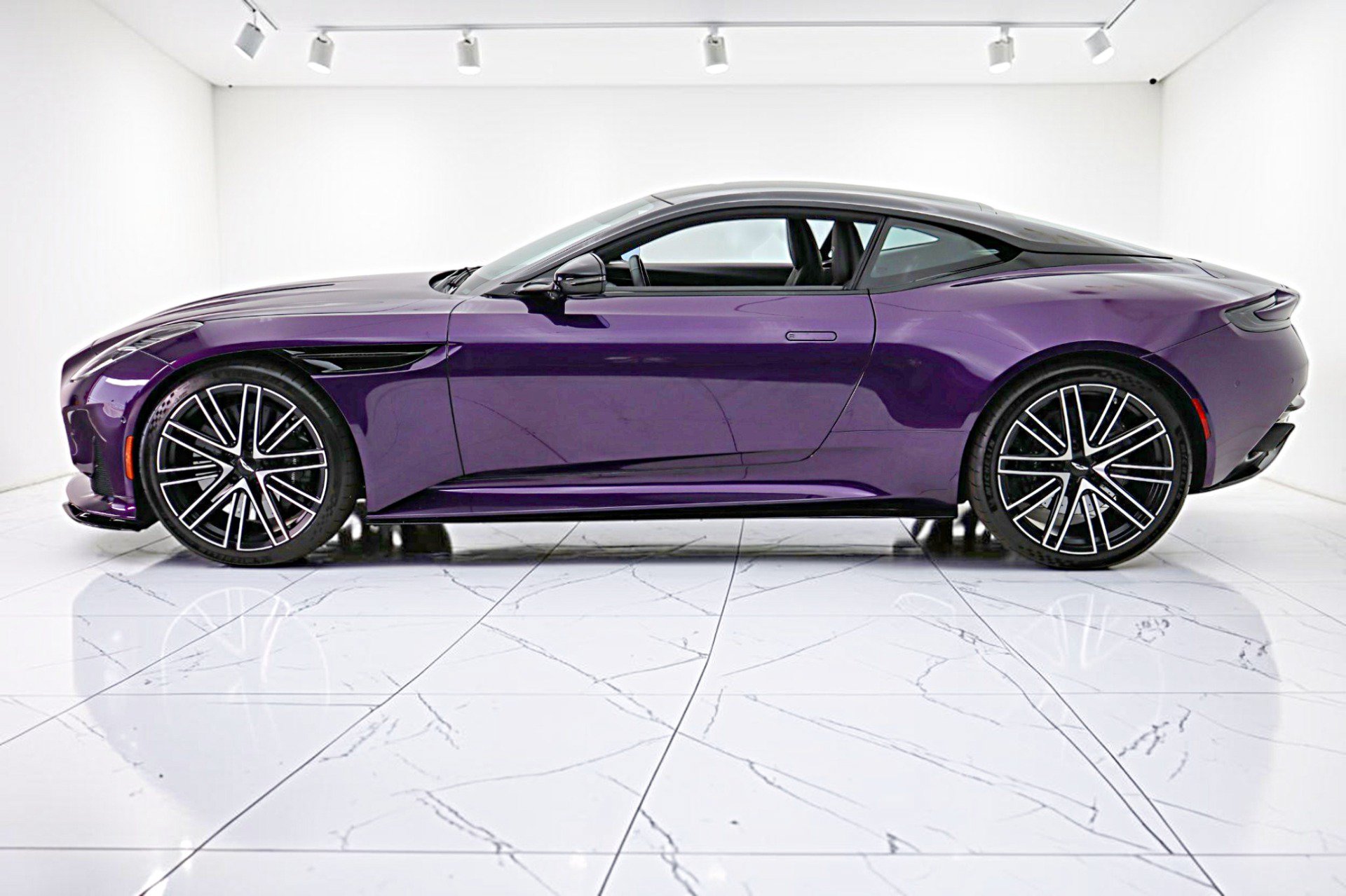 Used 2024 Aston Martin DB12 Coupe RWD image 3