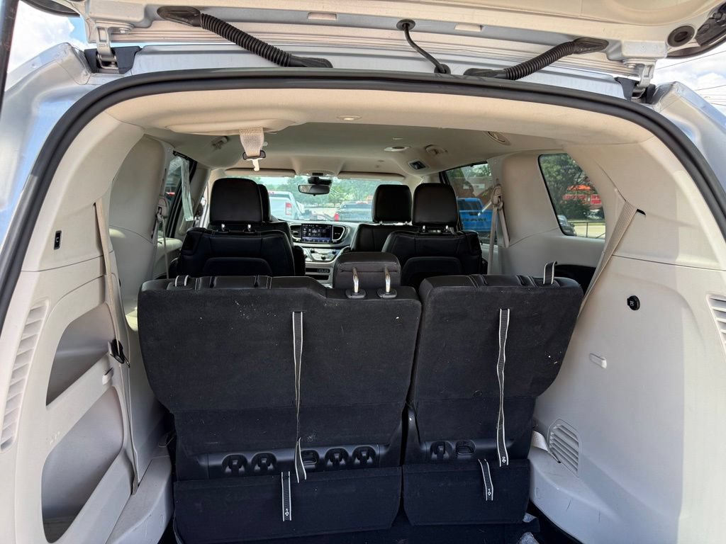Used 2023 Chrysler Pacifica Touring-L FWD image 26