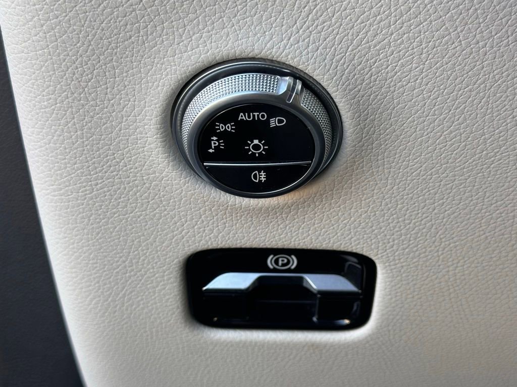 Used 2024 Mercedes-Benz GLC 300 4MATIC image 32