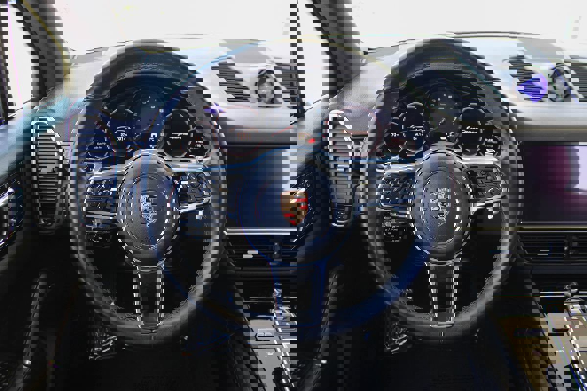 Used 2023 Porsche Cayenne Platinum Edition image 27