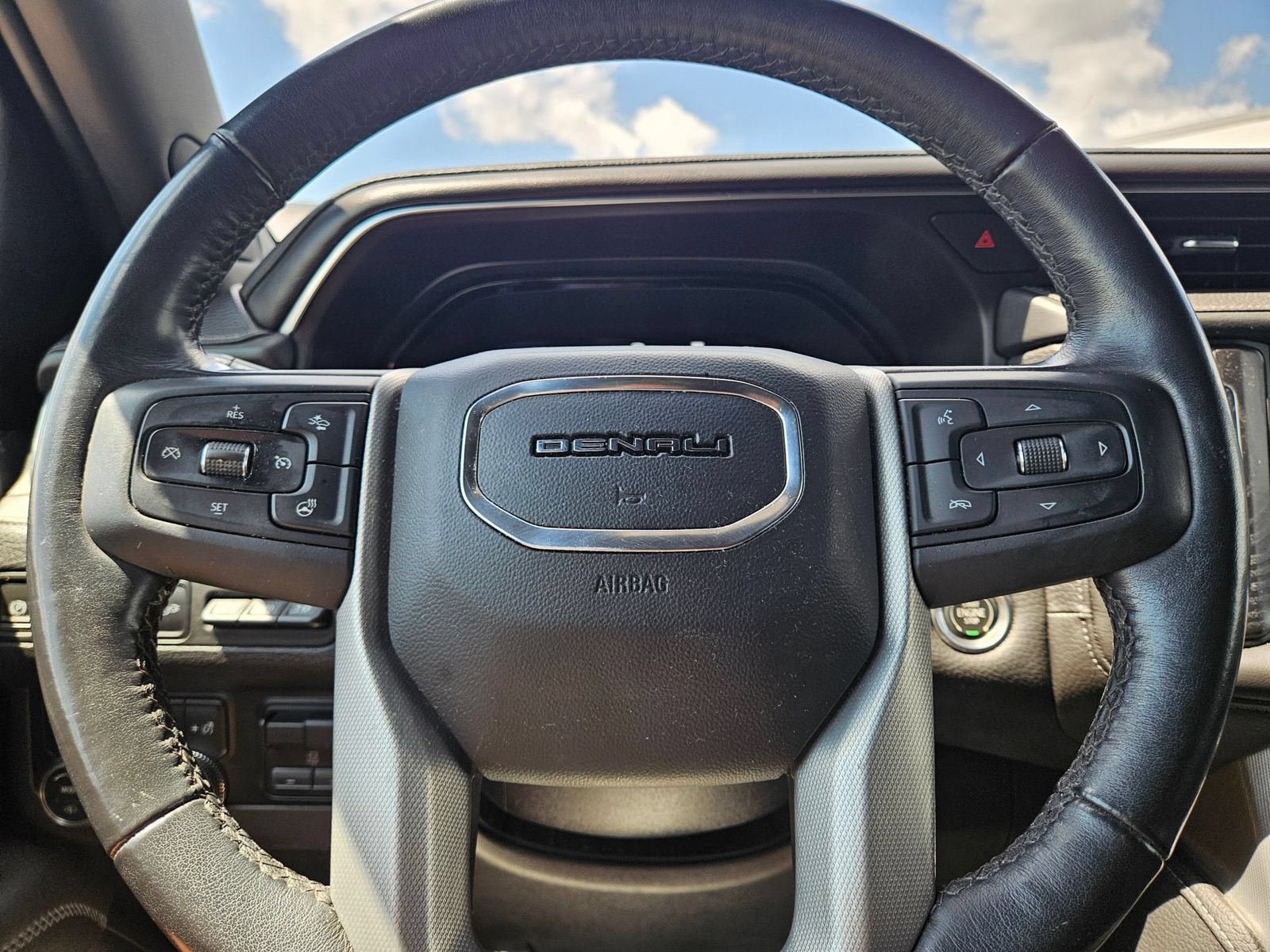 Used 2022 GMC Yukon Denali w/ Advanced Technology Package AWD/4WD image 11