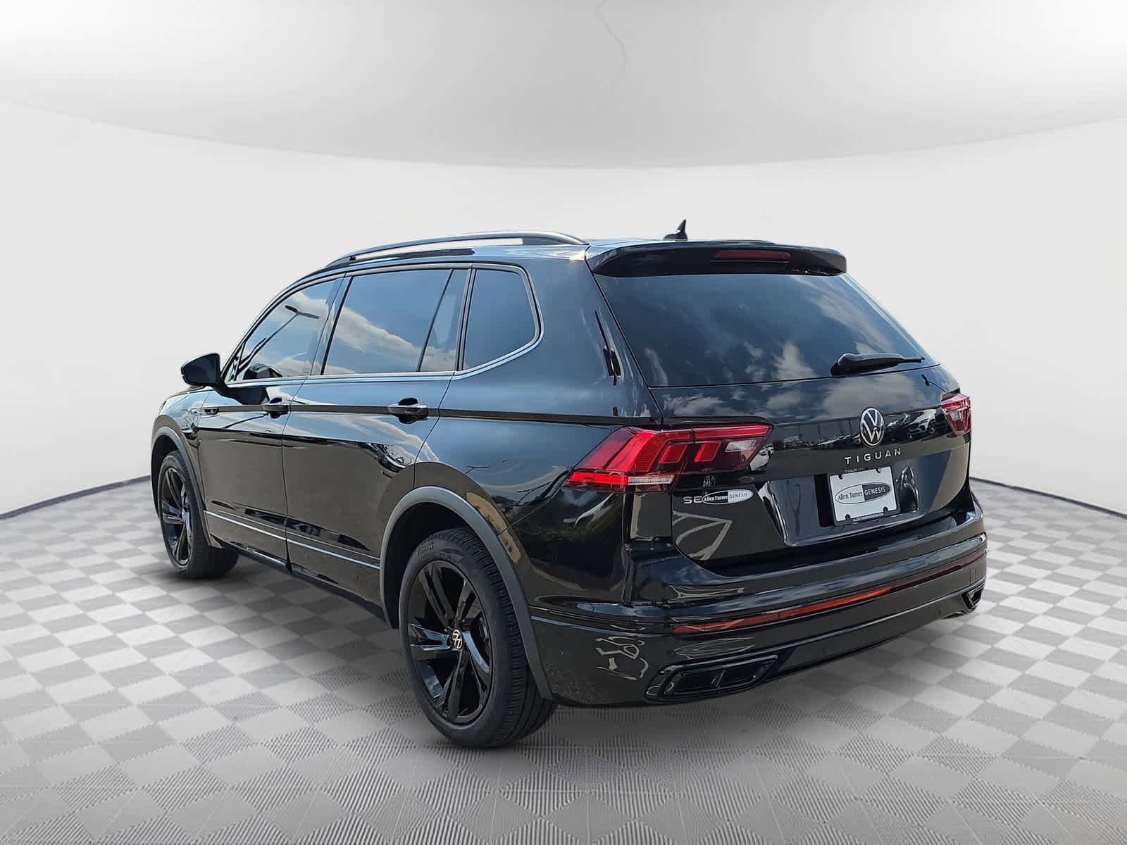 Used 2023 Volkswagen Tiguan SE R-Line image 5