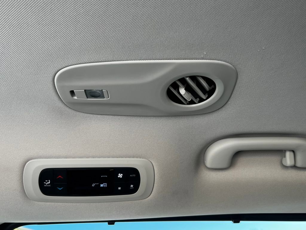 Used 2024 Chrysler Pacifica Touring-L image 16