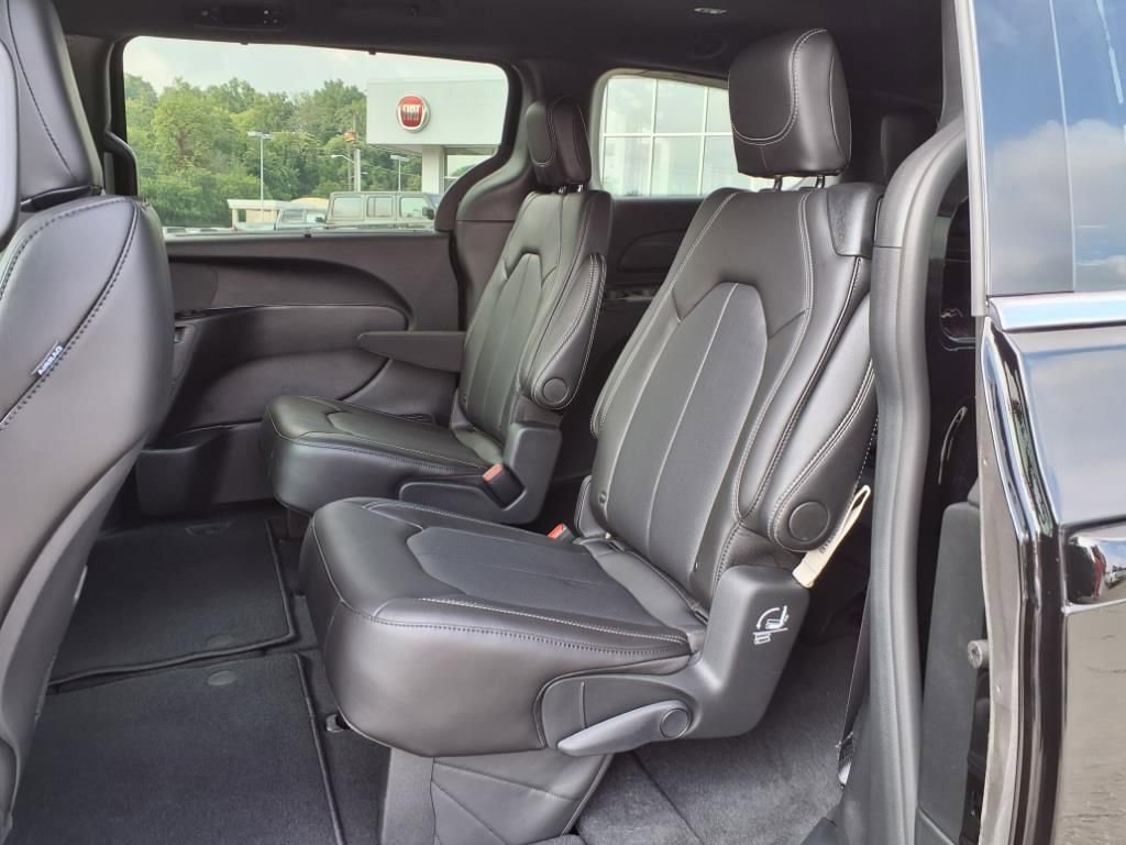 New 2026 Chrysler Pacifica Select image 5