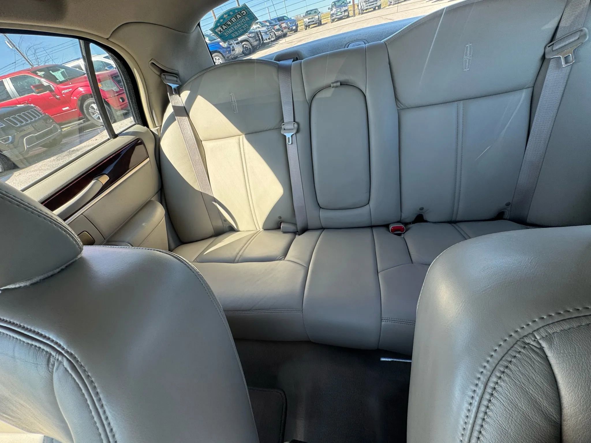 Used 2009 Lincoln Town Car Signature Limited image 19