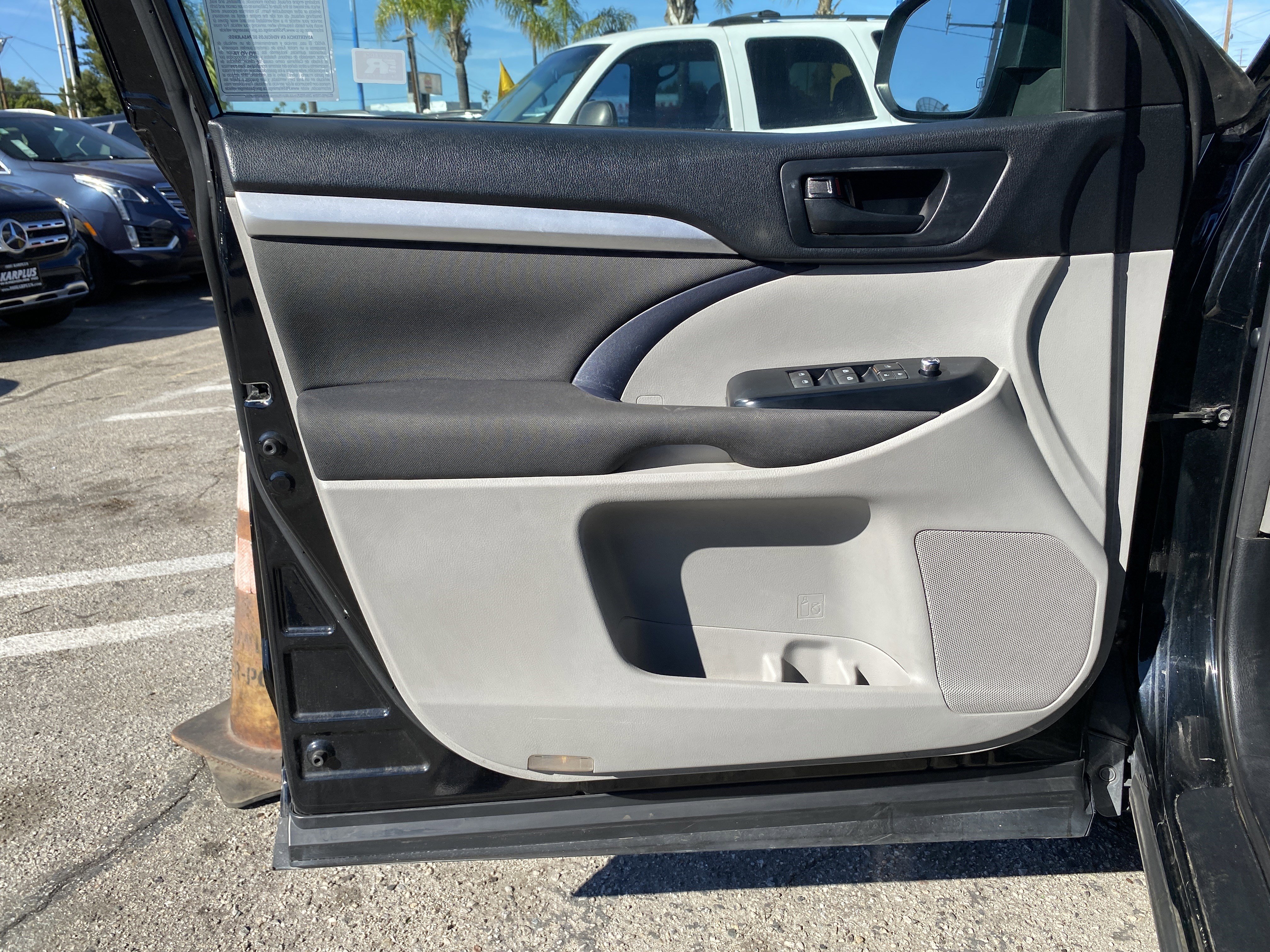 Used 2018 Toyota Highlander LE w/ Carpet Mat Package (TMS) image 13