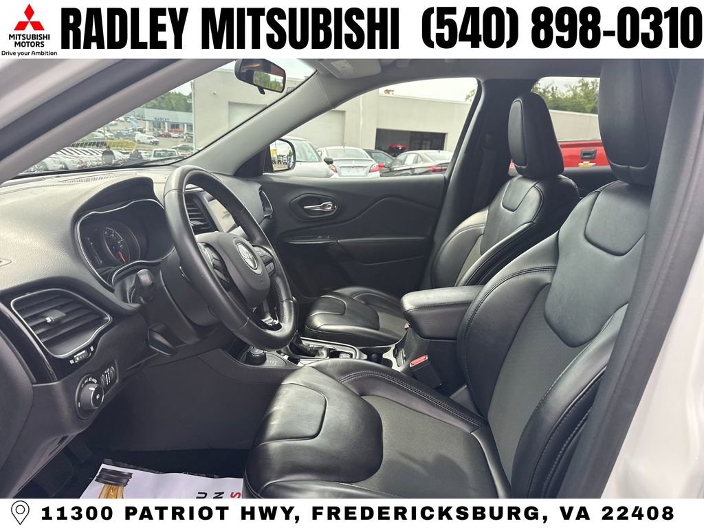 Used 2019 Jeep Cherokee Latitude Plus AWD/4WD image 3