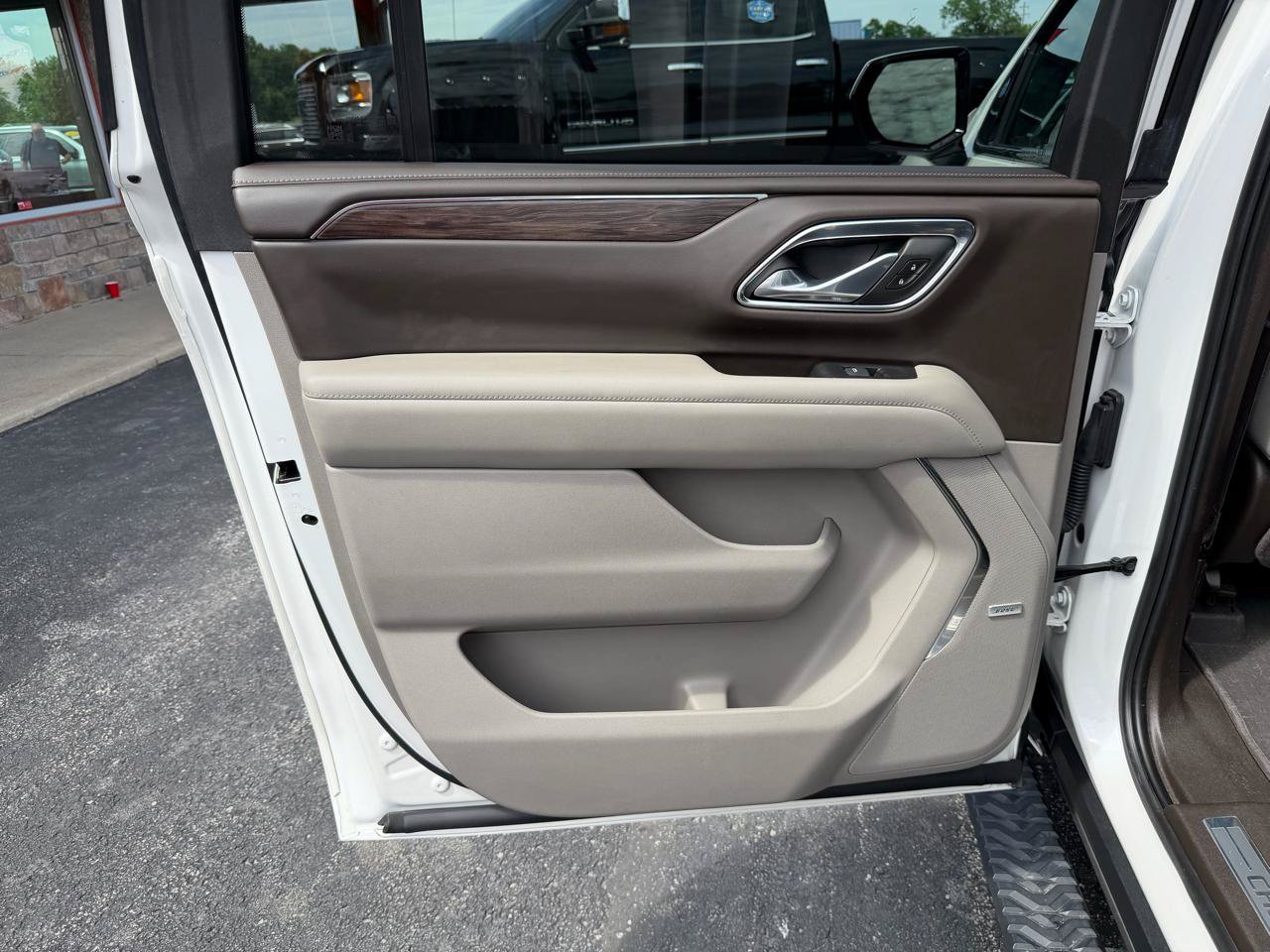 Used 2023 Chevrolet Suburban Z71 AWD/4WD image 17