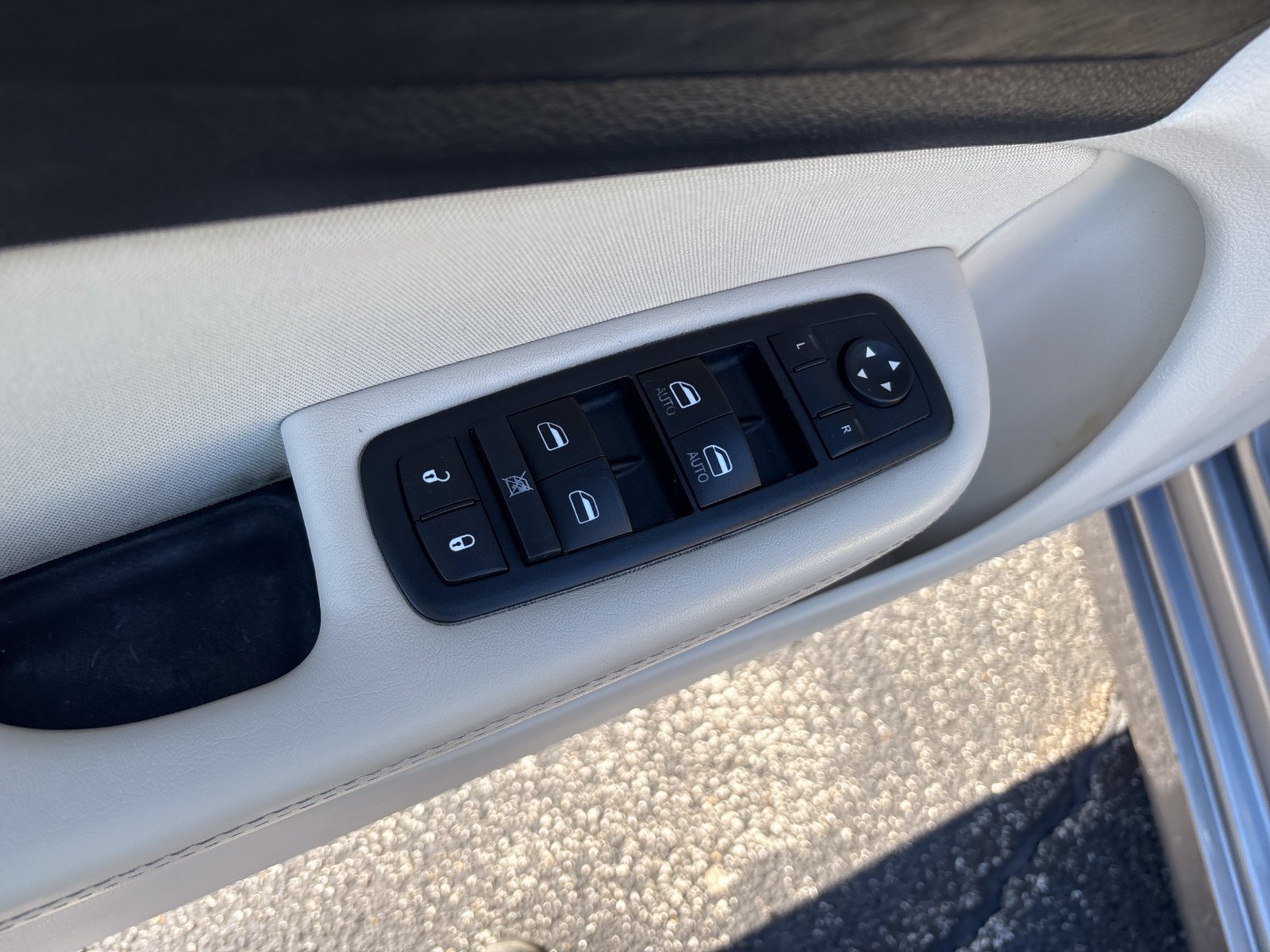 Used 2016 Chrysler 200 Limited w/ Convenience Group FWD image 12
