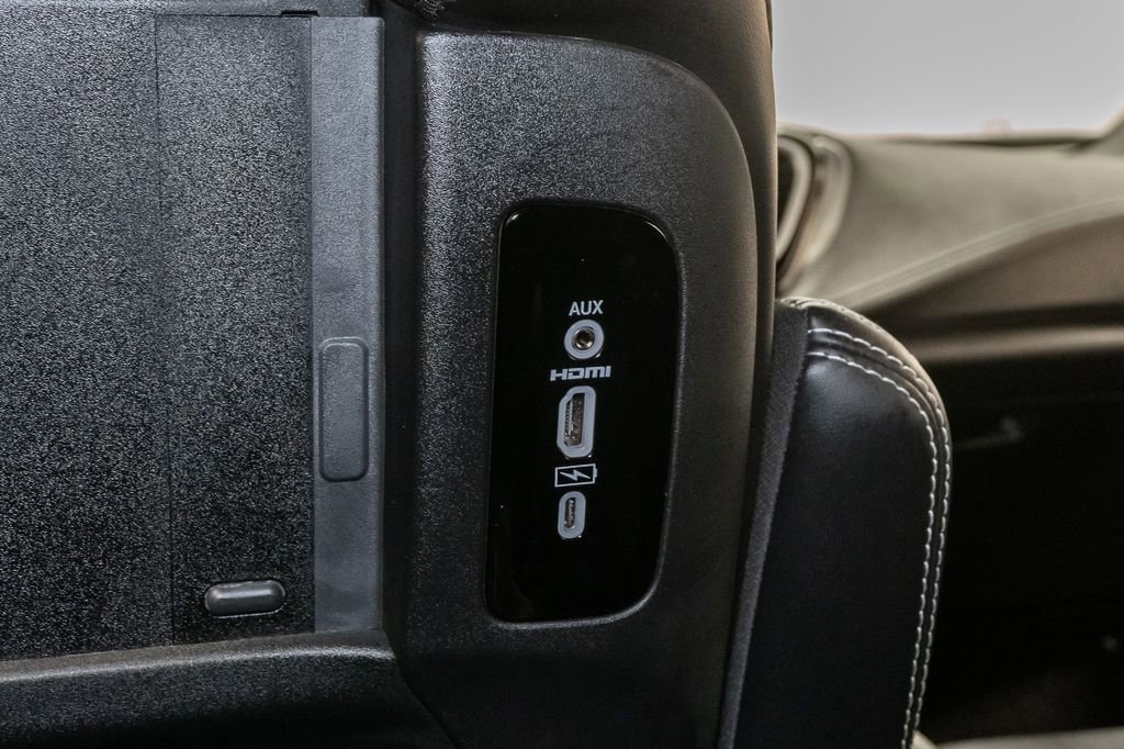 Used 2023 Chrysler Pacifica Limited w/ Uconnect Theater Family Group image 29