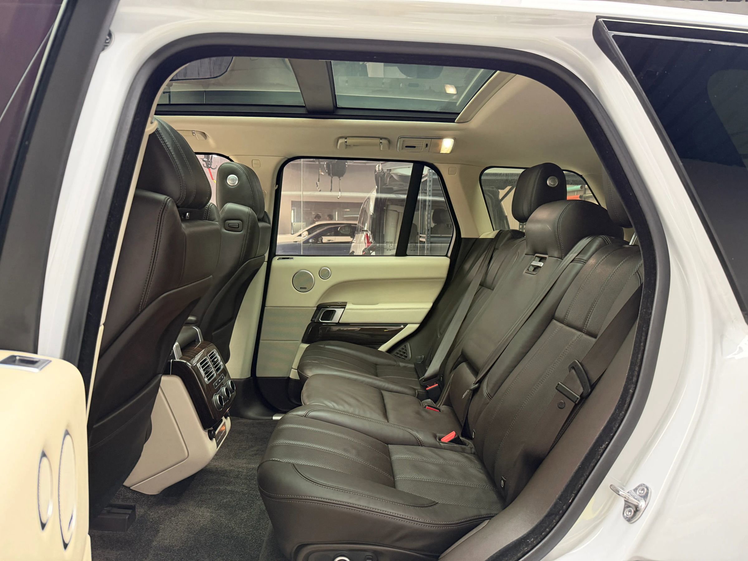 Used 2017 Land Rover Range Rover HSE image 15