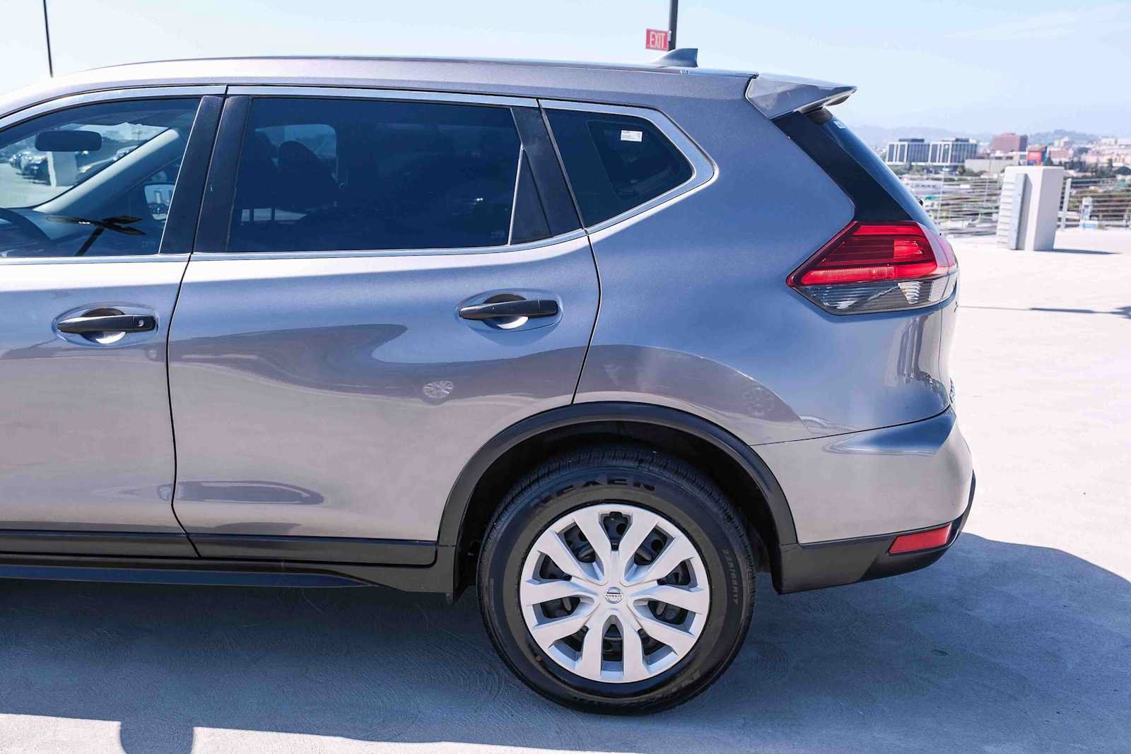 Used 2017 Nissan Rogue S AWD/4WD image 8