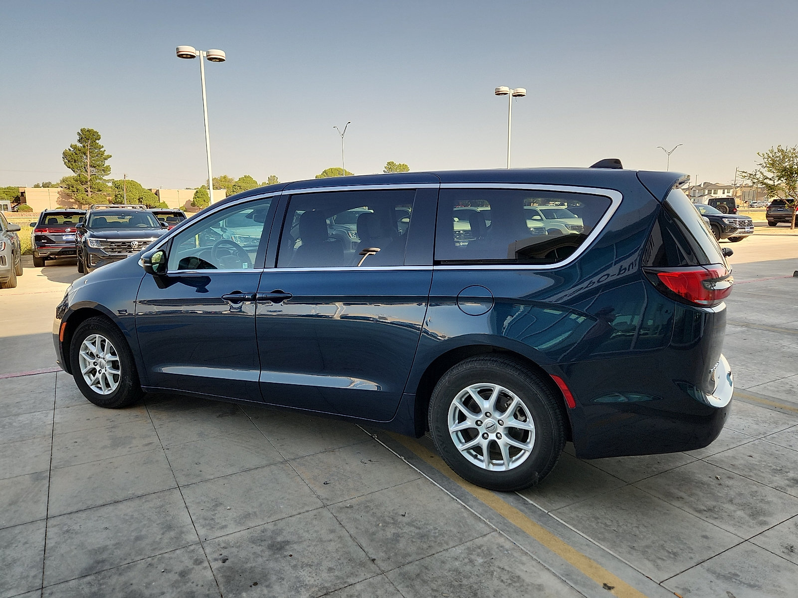 Used 2023 Chrysler Pacifica Touring-L FWD image 3