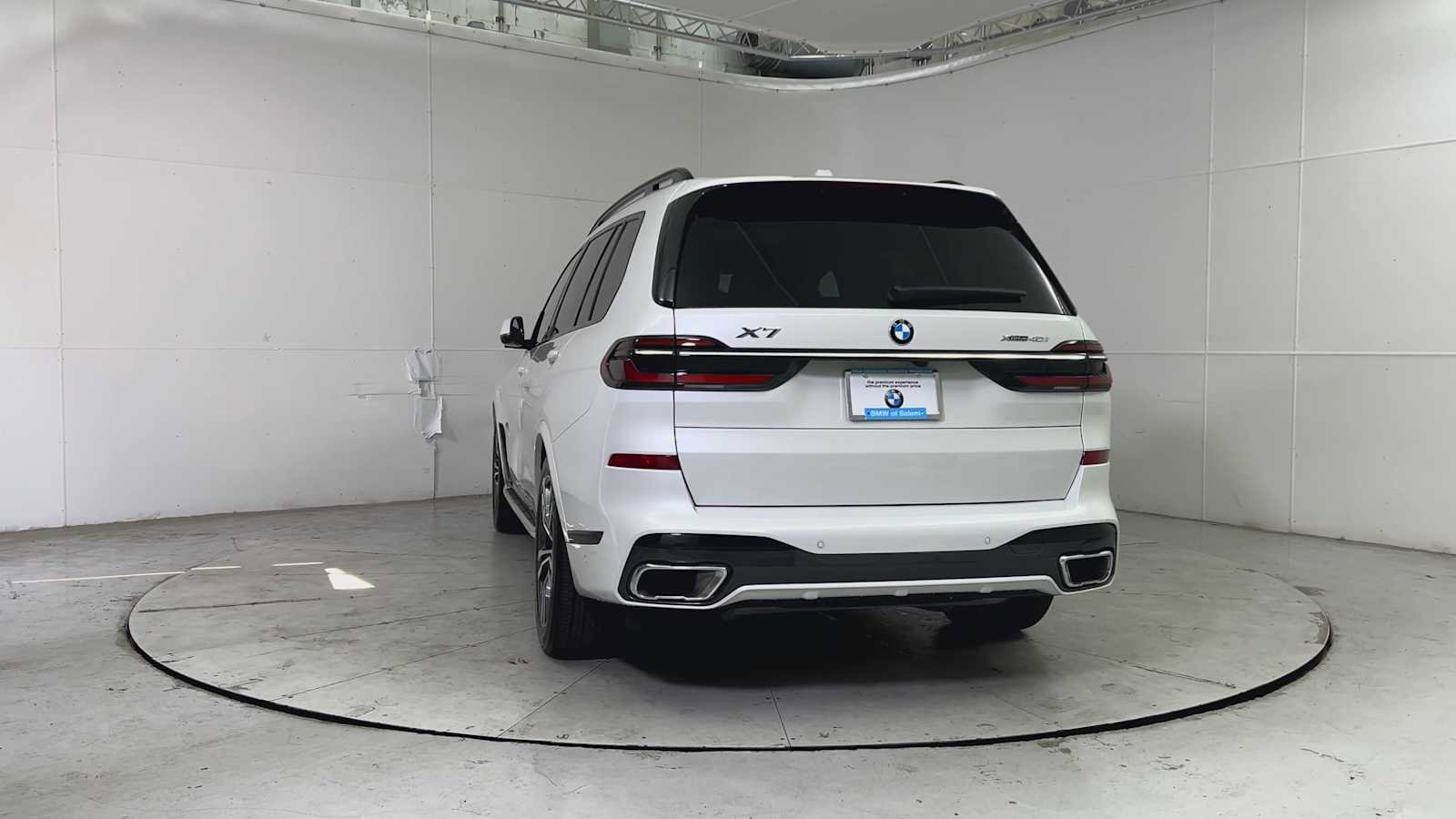 Used 2025 BMW X7 xDrive40i w/ M Sport Package image 3