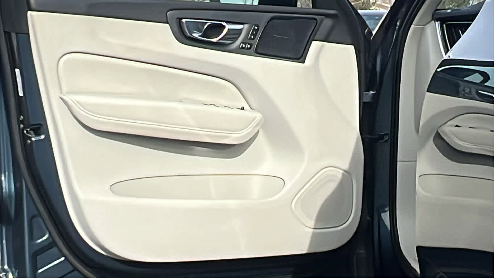 Used 2023 Volvo XC60 B6 Ultimate w/ Climate Package image 23