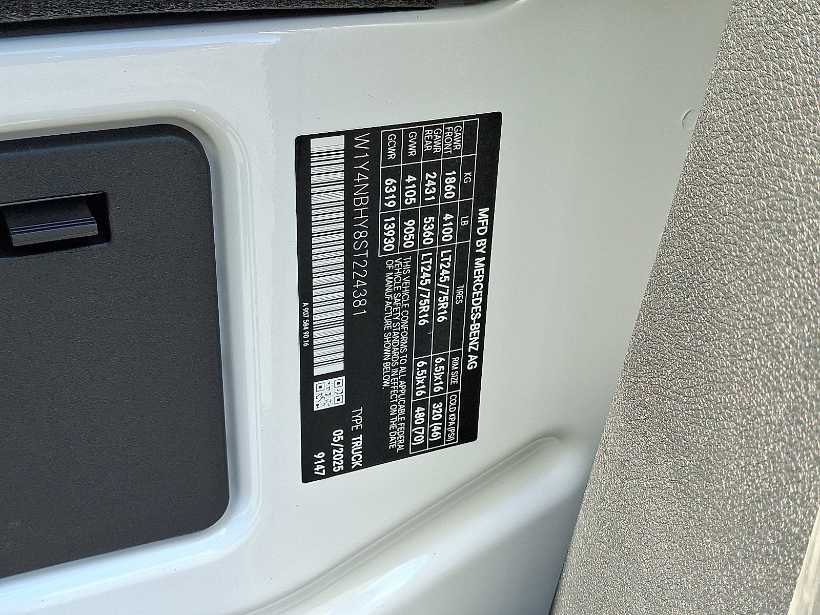 Used 2025 Mercedes-Benz Sprinter 2500 image 27