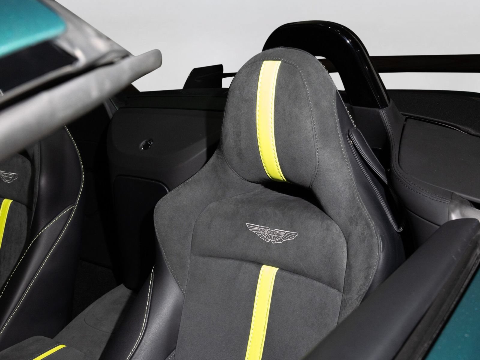 Used 2023 Aston Martin V8 Vantage Roadster RWD image 21