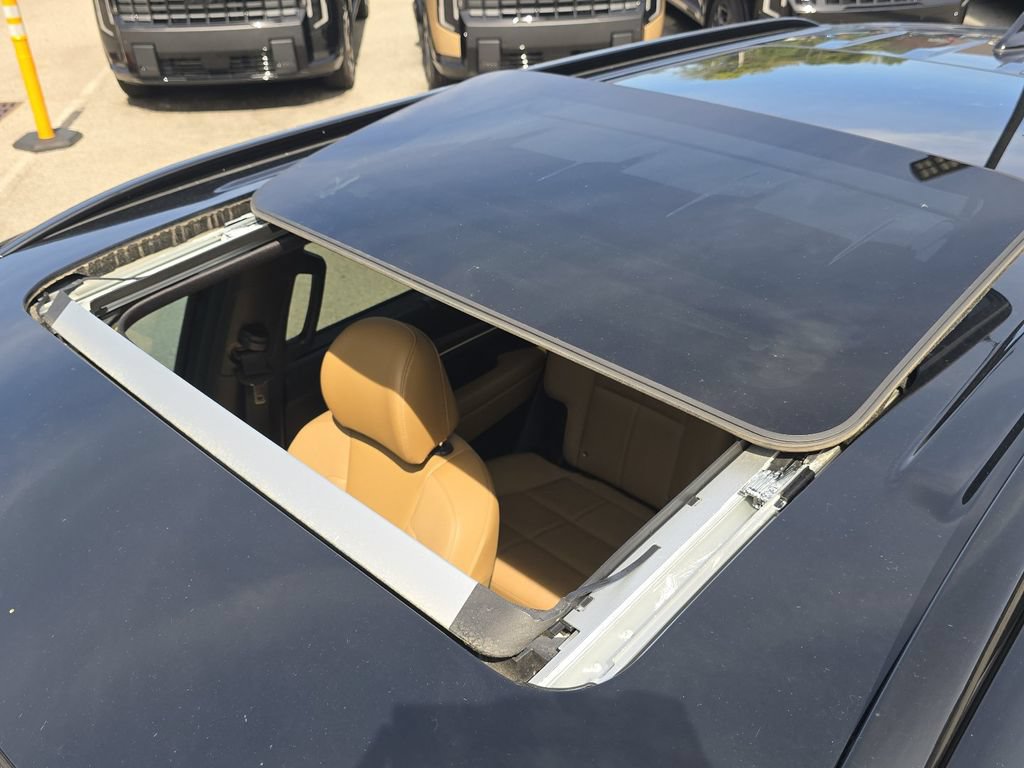 Used 2022 Kia Telluride SX w/ Nightfall Edition Package AWD/4WD image 3
