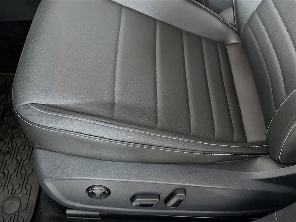 Used 2022 Volkswagen Jetta SE image 9