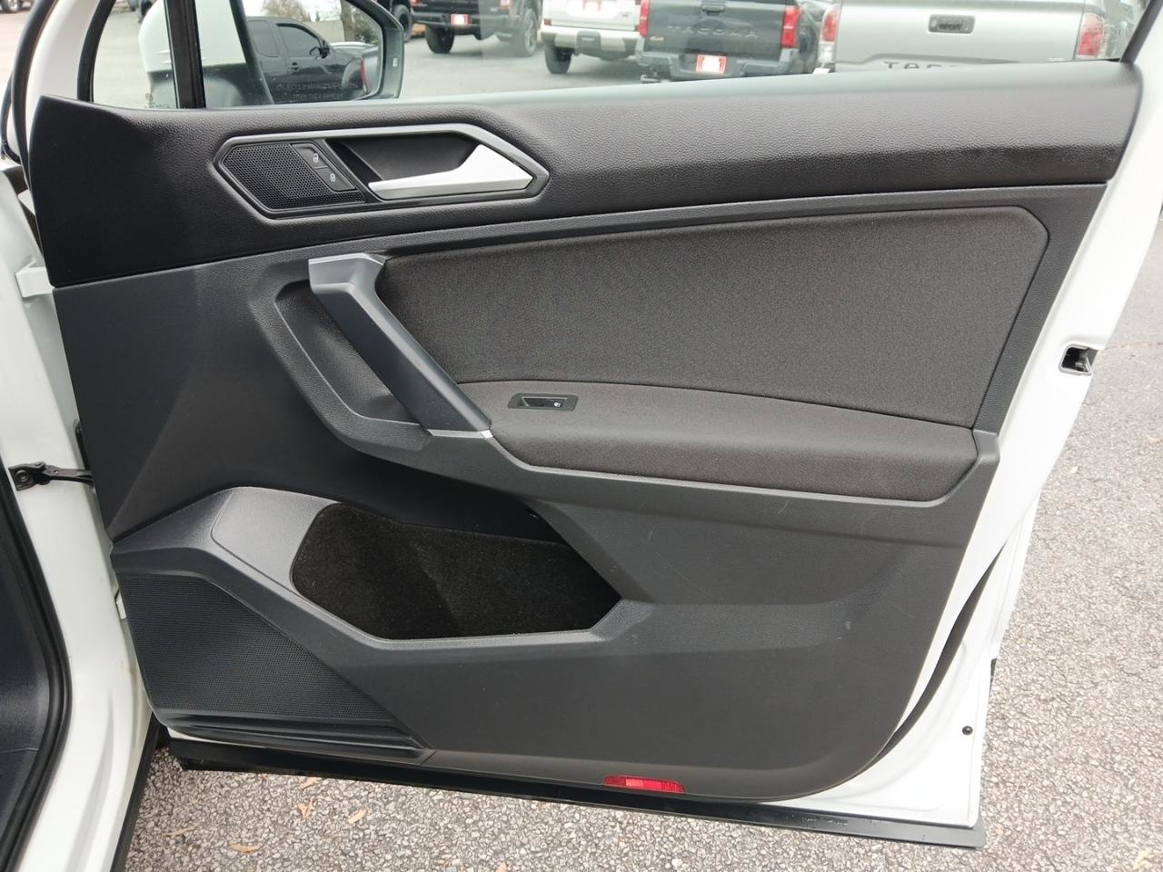 Used 2018 Volkswagen Tiguan S w/ 3rd Row Seat Package AWD/4WD image 17