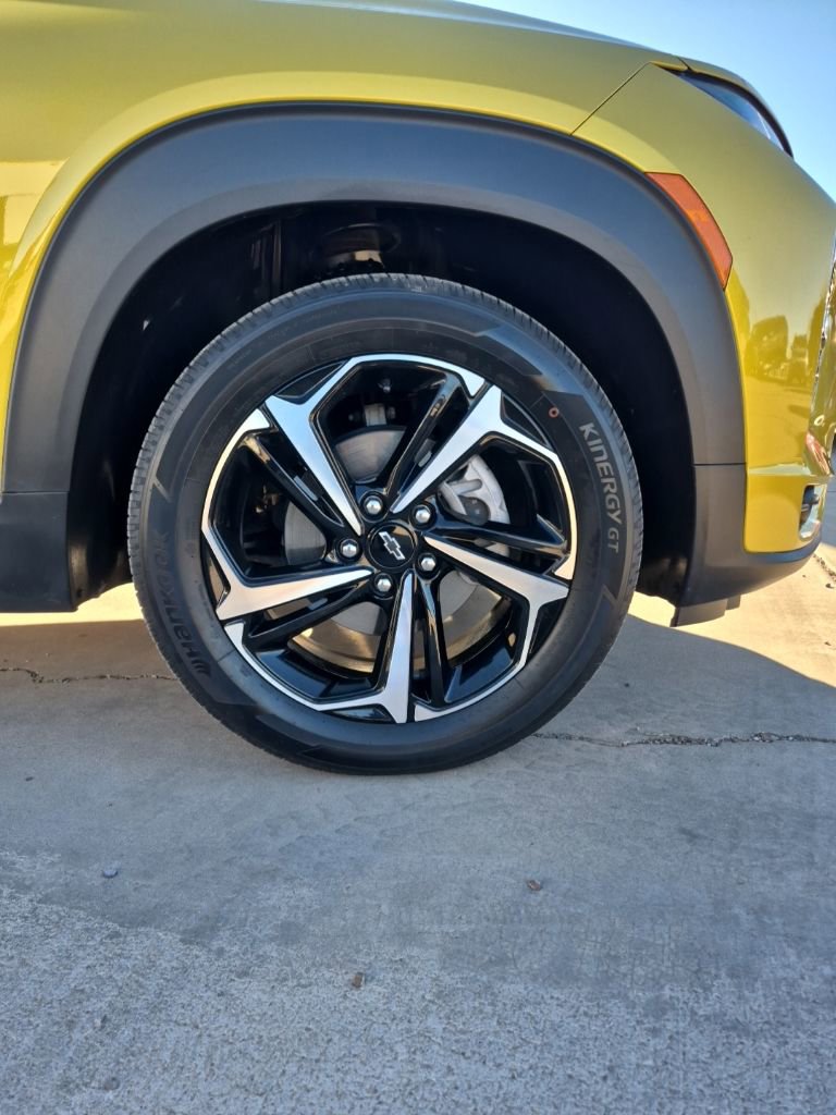 Used 2023 Chevrolet TrailBlazer RS w/ Sun and Liftgate Package FWD image 11
