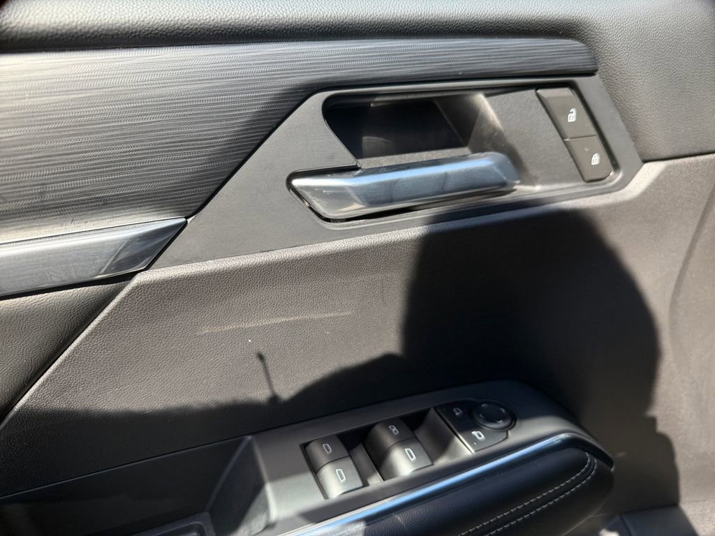Used 2025 GMC Acadia Elevation FWD image 11